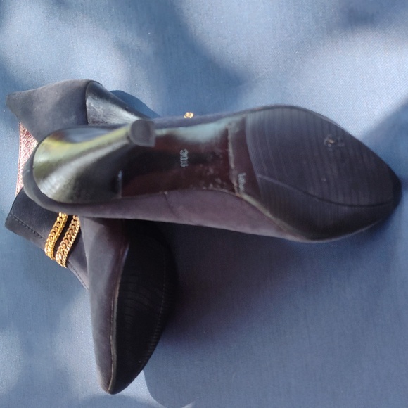 MARC BY MARC JACOBS Navy Suede Ankle Bootie  8.5 39.5 Gold Chains heel shoe NEW - Picture 3 of 5